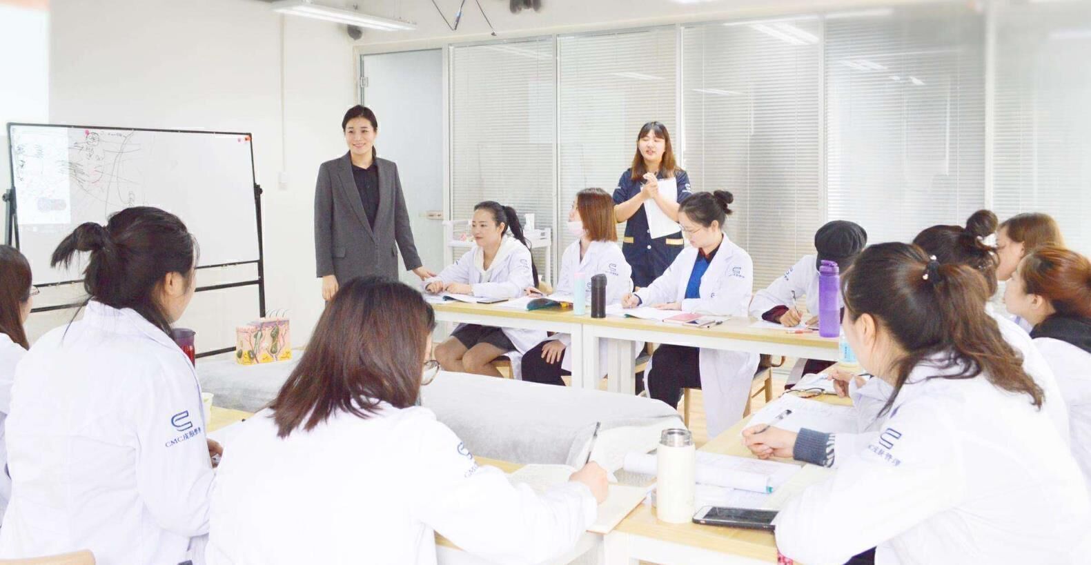 <a href='http://www.monagj.com/'>美容院加盟店</a>如何锁定品牌效应？